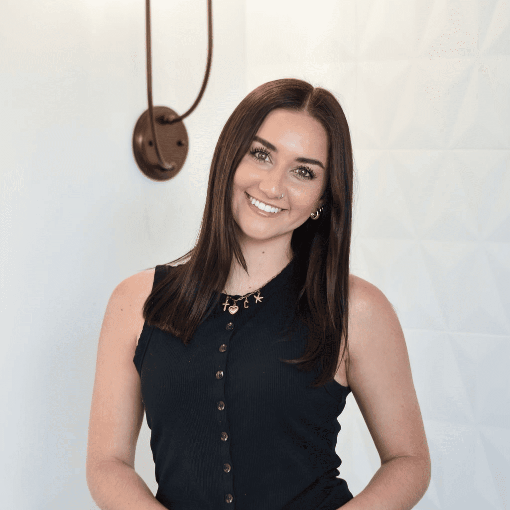 Portrait of Cianna, a professional stylist at Bonjour Belle Salon, showcasing their expertise and style.