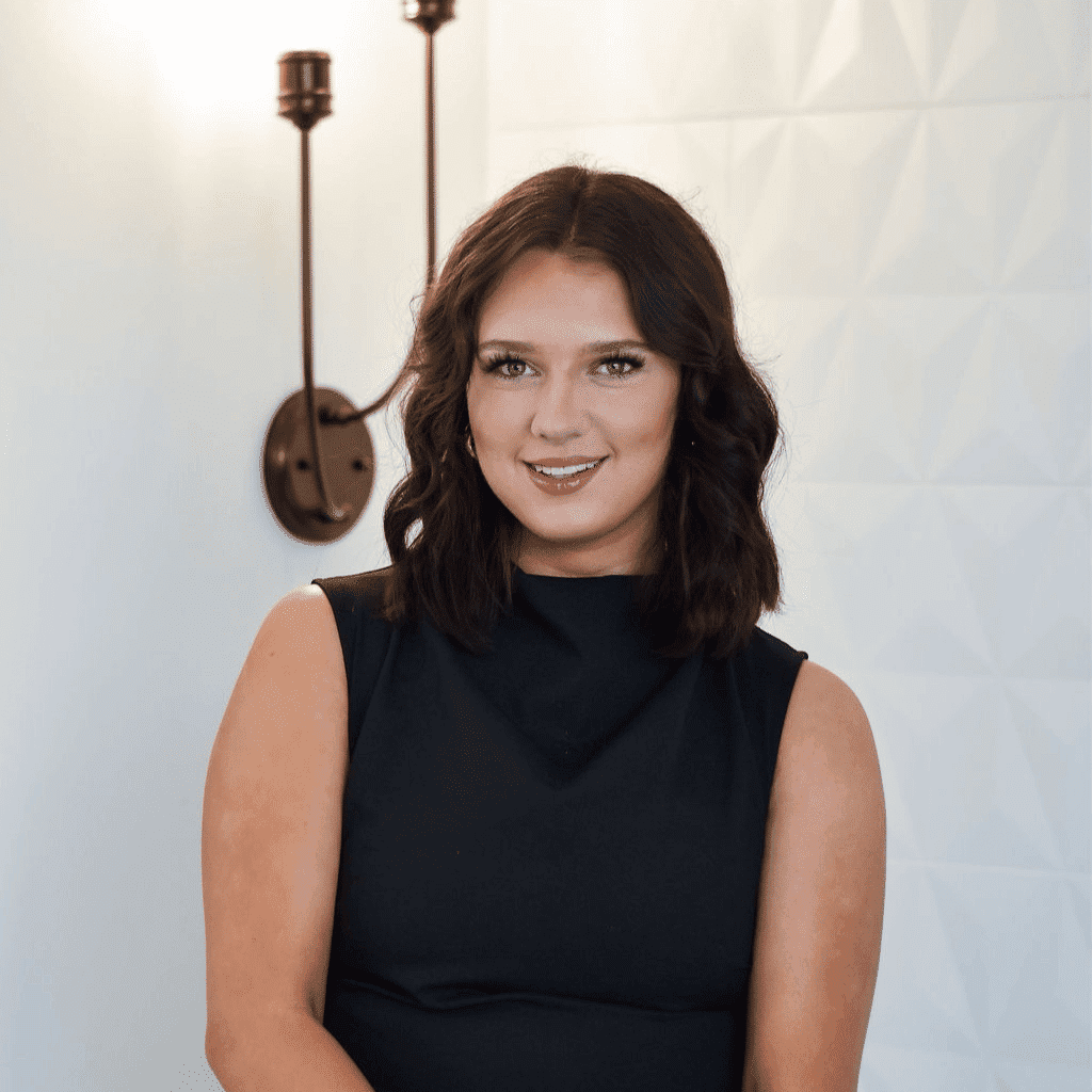 Portrait of Alli, a professional stylist at Bonjour Belle Salon, showcasing their expertise and style.